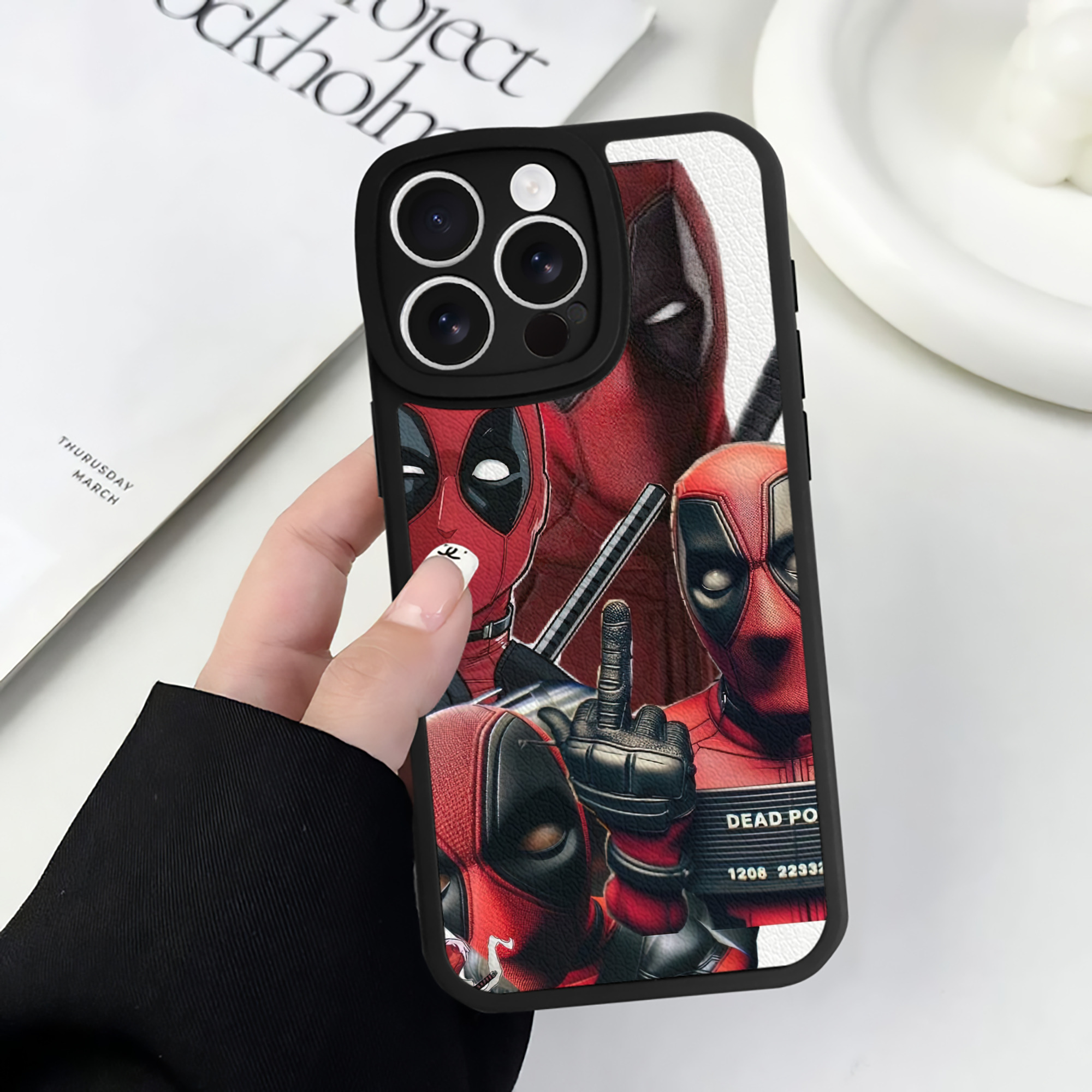 （画像用） Deadpool デッドプール 【iPhone 16シリーズ対応】シリコンスマホケース（レザー調） 材質：シリコン